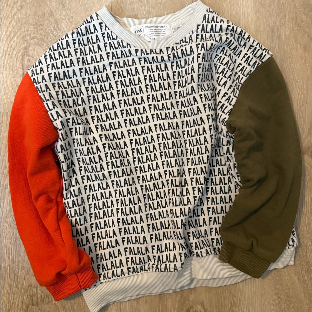 Minimalist Folk. . Size 4-6Y. Sweatshirt with 'Falala' Print